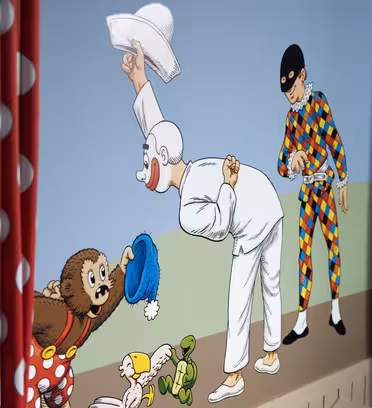 En färgglad tecknad väggmålning med en clown i vit bugning, med en hatt. Bredvid honom spelar en karaktär i en mångfärgad Harlequin-outfit ett dragspel. En orolig karaktär med en röd prickig outfit klockor, med stoppade leksaker vid fötterna.